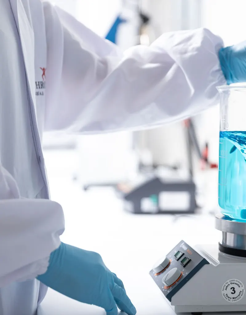 Ars Arthro laboratuvarında manyetik karıştırıcı üzerinde mavi çözelti hazırlanması